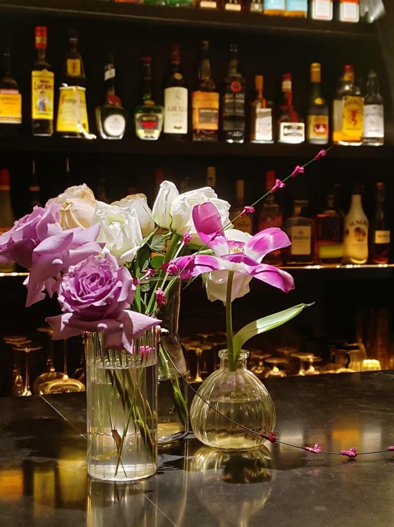 重慶酒吧裝修效果圖，非常有格調，燈光柔和