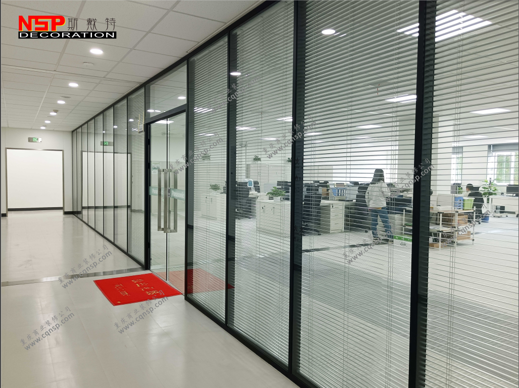 辦公室裝修中玻璃隔牆.png