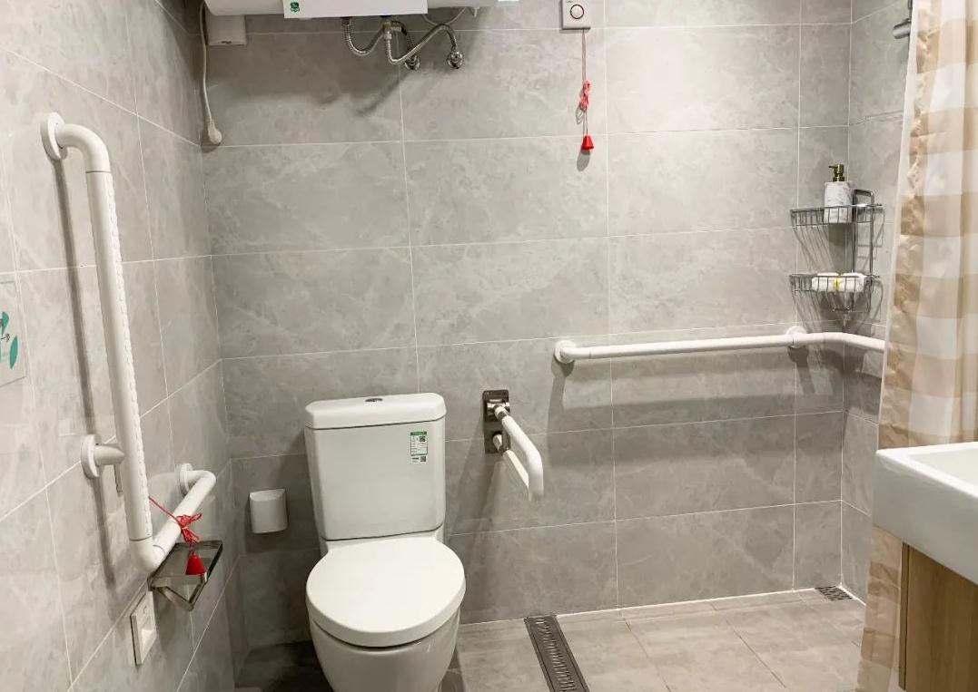 安裝扶手，給老人穩穩的支撐